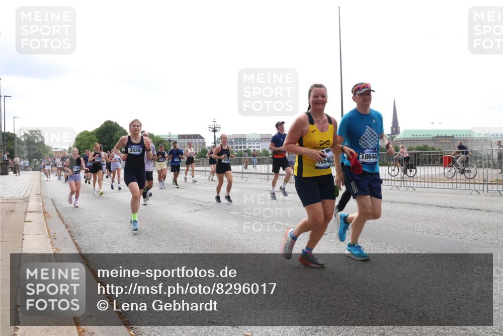 29.06.2025 - hella hamburg halbmarathon Lena Gebhardt http://msf.ph/oto/8296017 29.06.2025 10:36:42 Lombardsbrücke 1780, 3428, 18488, 0646, 18644, 1102, 1118, 1224, 1253, 1339, 1835, 1948, 1952, 1954, 2124, 2552, 2588, 3165, 3398, 3404, 3428, 3741, 3873, 3895, 4084, 4442, 4618, 4762, 4937, 4996, 5012, 5246, 5427, 5540, 5573, 5747, 5789, 5809, 5919, 6156, 6190, 6359, 6667, 7575, 7576, 7632, 7773, 8498, 8499, 8530, 8758, 8936, 8937, 8945, 9115, 9117, 9229, 9295, 9500, 9694, 13265, 15077, 17156, 17807, 18152, 18488 meine-sportfotos.de