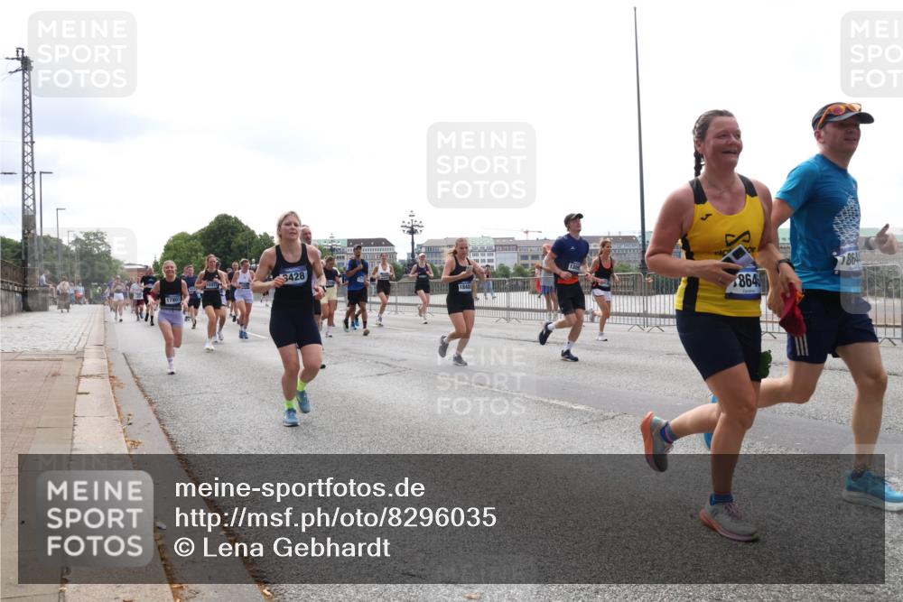 29.06.2025 - hella hamburg halbmarathon Lena Gebhardt http://msf.ph/oto/8296035 29.06.2025 10:36:42 Lombardsbrücke 17807, 3428, 1848, 20, 864, 7864, 1102, 1118, 1224, 1253, 1339, 1835, 1948, 1952, 1954, 2124, 2552, 2588, 3165, 3398, 3404, 3428, 3741, 3873, 3895, 4084, 4442, 4618, 4762, 4937, 4996, 5012, 5246, 5427, 5540, 5573, 5747, 5789, 5809, 5919, 6156, 6190, 6359, 6667, 7575, 7576, 7632, 7773, 8498, 8499, 8530, 8758, 8936, 8937, 8945, 9115, 9117, 9229, 9295, 9500, 9694, 13265, 15077, 17156, 17807, 18152, 18488 meine-sportfotos.de