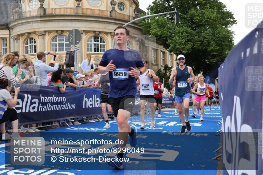 29.06.2025 - hella hamburg halbmarathon Strokosch-Dieckow http://msf.ph/oto/8296049 29.06.2025 10:51:53 Ziel 2396, 2818, 2823, 2880, 4033, 4297, 5102, 5336, 6390, 7130, 7409, 7724, 8413, 8710, 8856, 8977, 9793, 9959, 10057, 12224, 13799, 15356, 15427, 15690, 16907, 17815, 17962, 17978, 18869, 19137 meine-sportfotos.de