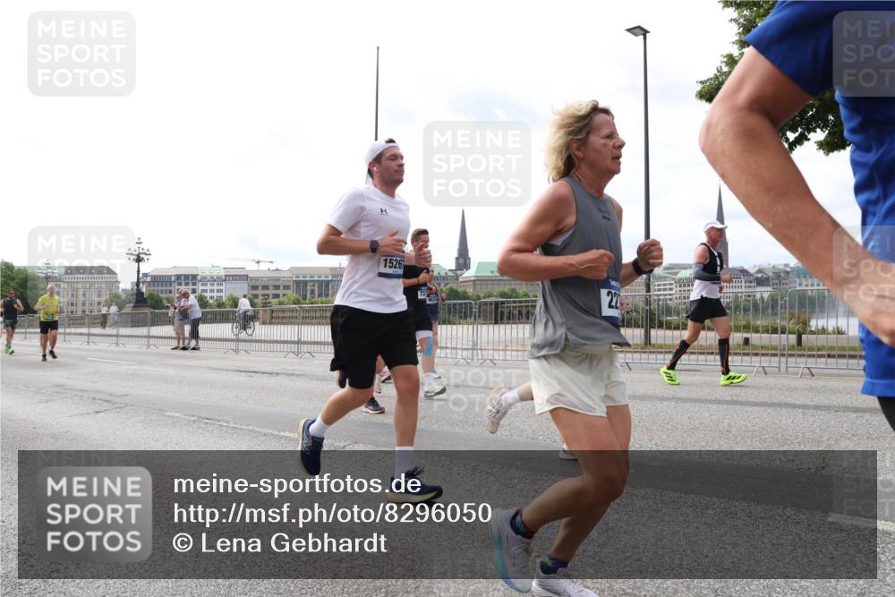 29.06.2025 - hella hamburg halbmarathon Lena Gebhardt http://msf.ph/oto/8296050 29.06.2025 10:21:31 Lombardsbrücke 1526, 22, 1028, 1072, 1266, 1401, 1658, 1668, 2172, 2271, 2383, 2529, 2635, 2815, 2956, 2986, 3122, 3161, 3453, 3770, 3817, 3825, 3826, 4289, 4375, 4376, 4697, 4786, 5122, 5373, 5395, 5412, 5493, 5759, 5767, 5957, 6086, 6103, 6275, 6308, 6475, 6805, 6844, 7228, 7375, 7522, 7553, 7608, 7612, 7672, 7781, 8095, 8286, 8715, 8726, 8844, 8896, 9100, 9108, 9369, 9483, 9499, 9501, 9532, 9624, 10374, 10602, 10874, 11698, 12175, 13057, 13508 meine-sportfotos.de
