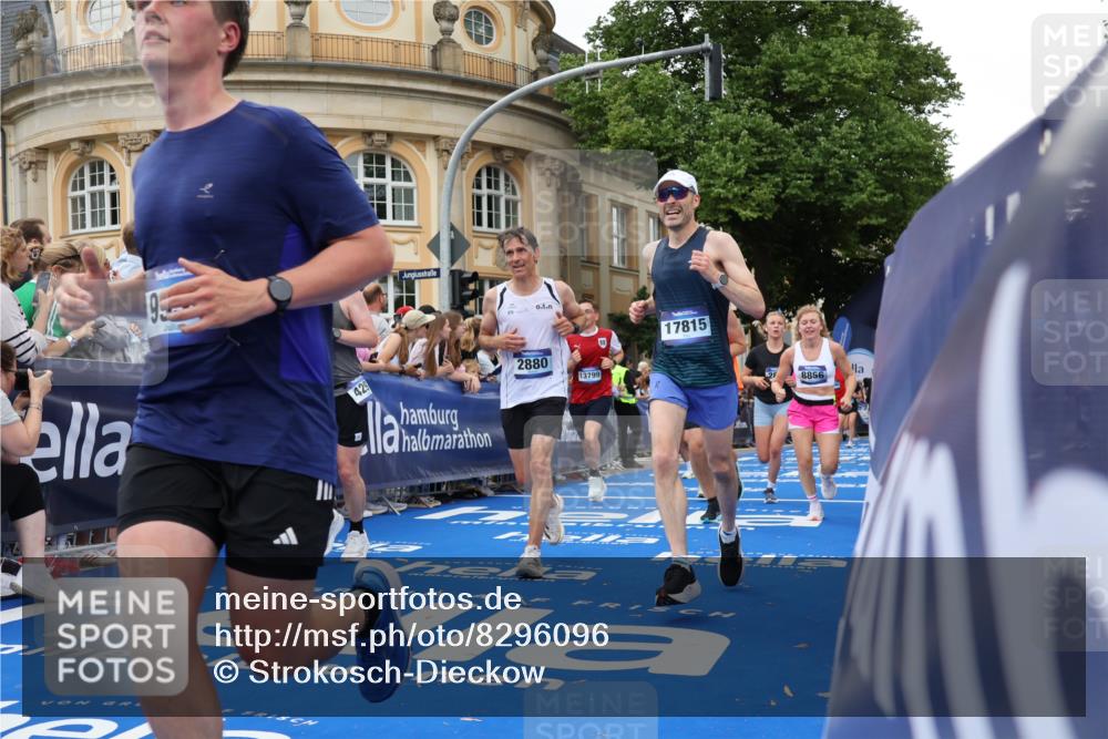 29.06.2025 - hella hamburg halbmarathon Strokosch-Dieckow http://msf.ph/oto/8296096 29.06.2025 10:51:53 Ziel 2396, 2818, 2823, 2880, 4033, 4297, 5102, 5336, 6390, 7130, 7409, 7724, 8413, 8710, 8856, 8977, 9793, 9959, 10057, 12224, 13799, 15356, 15427, 15690, 16907, 17815, 17962, 17978, 18869, 19137 meine-sportfotos.de