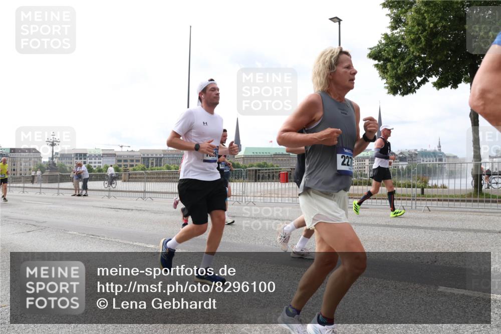 29.06.2025 - hella hamburg halbmarathon Lena Gebhardt http://msf.ph/oto/8296100 29.06.2025 10:21:31 Lombardsbrücke 227, 1028, 1072, 1266, 1401, 1658, 1668, 2172, 2271, 2383, 2529, 2635, 2815, 2956, 2986, 3122, 3161, 3453, 3770, 3817, 3825, 3826, 4289, 4375, 4376, 4697, 4786, 5122, 5373, 5395, 5412, 5493, 5759, 5767, 5957, 6086, 6103, 6275, 6308, 6475, 6805, 6844, 7228, 7375, 7522, 7553, 7608, 7612, 7672, 7781, 8095, 8286, 8715, 8726, 8844, 8896, 9100, 9108, 9369, 9483, 9499, 9501, 9532, 9624, 10374, 10602, 10874, 11698, 12175, 13057, 13508 meine-sportfotos.de