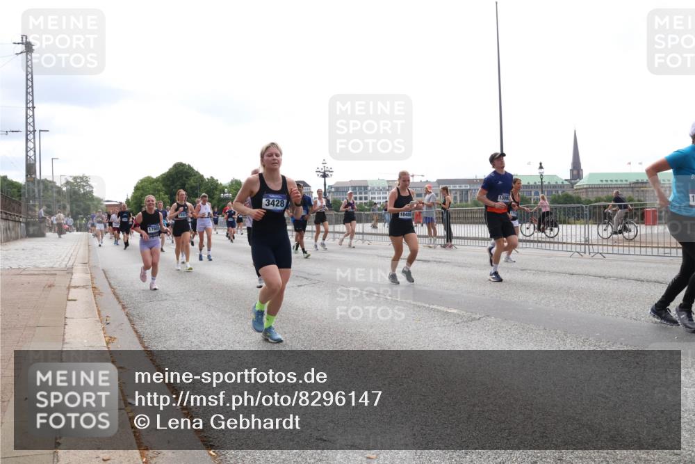 29.06.2025 - hella hamburg halbmarathon Lena Gebhardt http://msf.ph/oto/8296147 29.06.2025 10:36:42 Lombardsbrücke 3428, 17807, 18488, 1102, 1118, 1224, 1253, 1339, 1835, 1948, 1952, 1954, 2124, 2552, 2588, 3165, 3398, 3404, 3428, 3741, 3873, 3895, 4084, 4442, 4618, 4762, 4937, 4996, 5012, 5246, 5427, 5540, 5573, 5747, 5789, 5809, 5919, 6156, 6190, 6359, 6667, 7575, 7576, 7632, 7773, 8498, 8499, 8530, 8758, 8936, 8937, 8945, 9115, 9117, 9229, 9295, 9500, 9694, 13265, 15077, 17156, 17807, 18152, 18488 meine-sportfotos.de