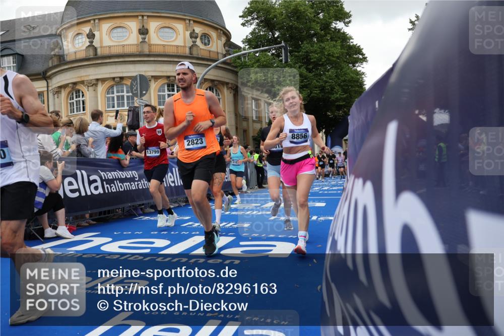 29.06.2025 - hella hamburg halbmarathon Strokosch-Dieckow http://msf.ph/oto/8296163 29.06.2025 10:51:55 Ziel 2818, 2823, 2880, 4033, 4297, 5102, 5336, 6390, 7130, 7409, 7724, 8413, 8856, 8977, 9793, 9959, 10057, 13799, 15356, 15427, 15506, 15690, 17815, 17962, 17978, 18869, 19137 meine-sportfotos.de