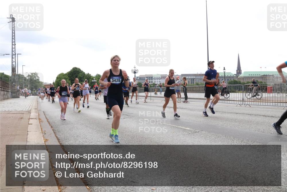 29.06.2025 - hella hamburg halbmarathon Lena Gebhardt http://msf.ph/oto/8296198 29.06.2025 10:36:42 Lombardsbrücke 1780, 3428, 18488, 1102, 1118, 1224, 1253, 1339, 1835, 1948, 1952, 1954, 2124, 2552, 2588, 3165, 3398, 3404, 3428, 3741, 3873, 3895, 4084, 4442, 4618, 4762, 4937, 4996, 5012, 5246, 5427, 5540, 5573, 5747, 5789, 5809, 5919, 6156, 6190, 6359, 6667, 7575, 7576, 7632, 7773, 8498, 8499, 8530, 8758, 8936, 8937, 8945, 9115, 9117, 9229, 9295, 9500, 9694, 13265, 15077, 17156, 17807, 18152, 18488 meine-sportfotos.de