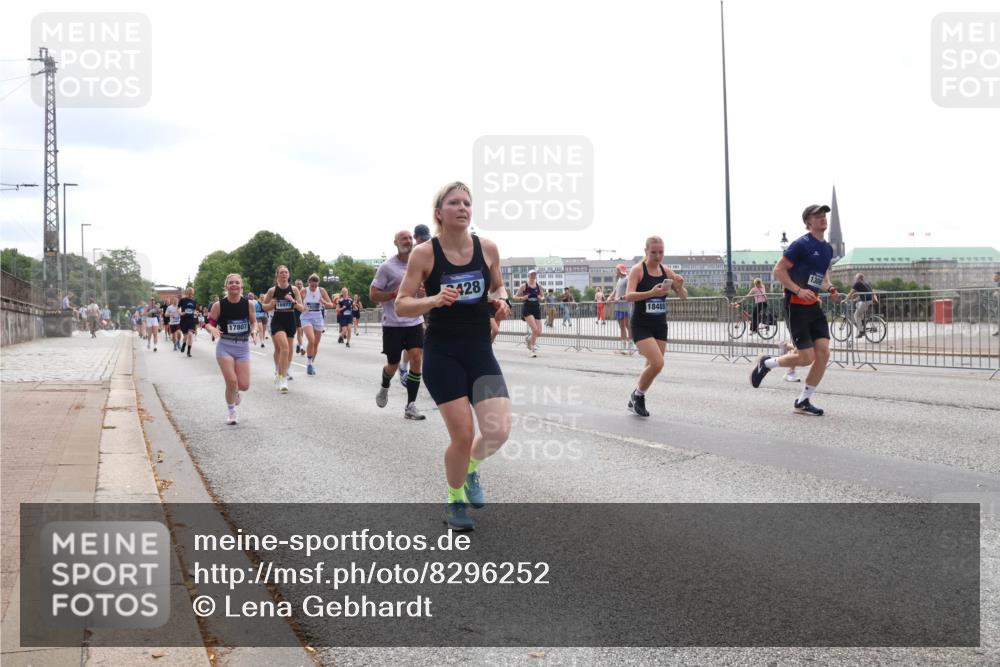 29.06.2025 - hella hamburg halbmarathon Lena Gebhardt http://msf.ph/oto/8296252 29.06.2025 10:36:43 Lombardsbrücke 17807, 16977, 428, 18488, 1102, 1118, 1224, 1253, 1339, 1835, 1948, 1952, 1954, 2124, 2552, 2588, 3165, 3398, 3404, 3428, 3741, 3873, 3895, 4084, 4442, 4618, 4762, 4937, 4996, 5012, 5246, 5427, 5540, 5573, 5747, 5789, 5809, 5919, 6156, 6190, 6359, 6667, 7632, 7773, 8498, 8499, 8530, 8758, 8936, 8937, 8945, 9115, 9117, 9229, 9295, 9500, 9694, 13265, 15077, 17156, 17807, 18152, 18488 meine-sportfotos.de