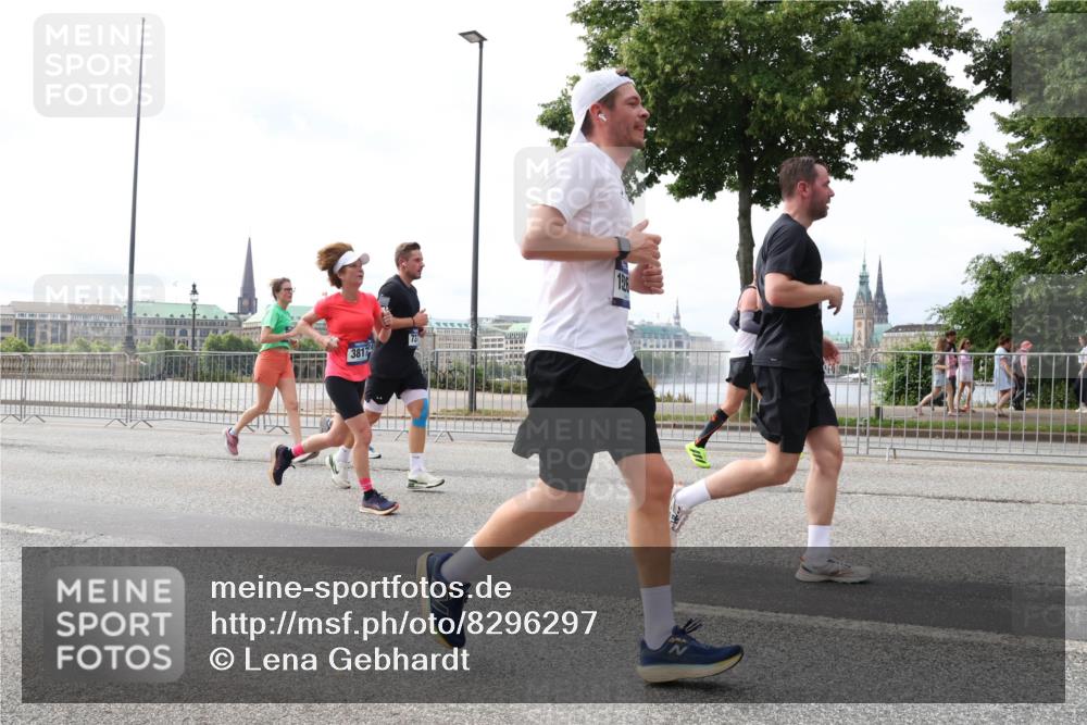 29.06.2025 - hella hamburg halbmarathon Lena Gebhardt http://msf.ph/oto/8296297 29.06.2025 10:21:32 Lombardsbrücke 3817, 1028, 1072, 1158, 1266, 1401, 1658, 1668, 2172, 2271, 2315, 2353, 2383, 2529, 2635, 2815, 2956, 2986, 3122, 3161, 3453, 3770, 3817, 3825, 3826, 4289, 4375, 4376, 4697, 4786, 5122, 5373, 5395, 5412, 5493, 5759, 5767, 5957, 6086, 6103, 6275, 6308, 6475, 6805, 6844, 7075, 7228, 7375, 7522, 7553, 7608, 7612, 7672, 7781, 8095, 8286, 8715, 8726, 8844, 8896, 9100, 9108, 9369, 9483, 9499, 9501, 9532, 9624, 10374, 10602, 10874, 11698, 12175, 13057 meine-sportfotos.de