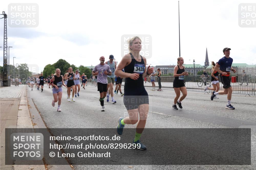 29.06.2025 - hella hamburg halbmarathon Lena Gebhardt http://msf.ph/oto/8296299 29.06.2025 10:36:43 Lombardsbrücke 17807, 16972, 3704, 3428, 18488, 1309, 1102, 1118, 1224, 1253, 1339, 1835, 1948, 1952, 1954, 2124, 2552, 2588, 3165, 3398, 3404, 3428, 3741, 3873, 3895, 4084, 4442, 4618, 4762, 4937, 4996, 5012, 5246, 5427, 5540, 5573, 5747, 5789, 5809, 5919, 6156, 6190, 6359, 6667, 7632, 7773, 8498, 8499, 8530, 8758, 8936, 8937, 8945, 9115, 9117, 9229, 9295, 9500, 9694, 13265, 15077, 17156, 17807, 18152, 18488 meine-sportfotos.de