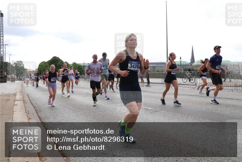 29.06.2025 - hella hamburg halbmarathon Lena Gebhardt http://msf.ph/oto/8296319 29.06.2025 10:36:43 Lombardsbrücke 3428, 1102, 1118, 1224, 1253, 1339, 1835, 1948, 1952, 1954, 2124, 2552, 2588, 3165, 3398, 3404, 3428, 3741, 3873, 3895, 4084, 4442, 4618, 4762, 4937, 4996, 5012, 5246, 5427, 5540, 5573, 5747, 5789, 5809, 5919, 6156, 6190, 6359, 6667, 7632, 7773, 8498, 8499, 8530, 8758, 8936, 8937, 8945, 9115, 9117, 9229, 9295, 9500, 9694, 13265, 15077, 17156, 17807, 18152, 18488 meine-sportfotos.de
