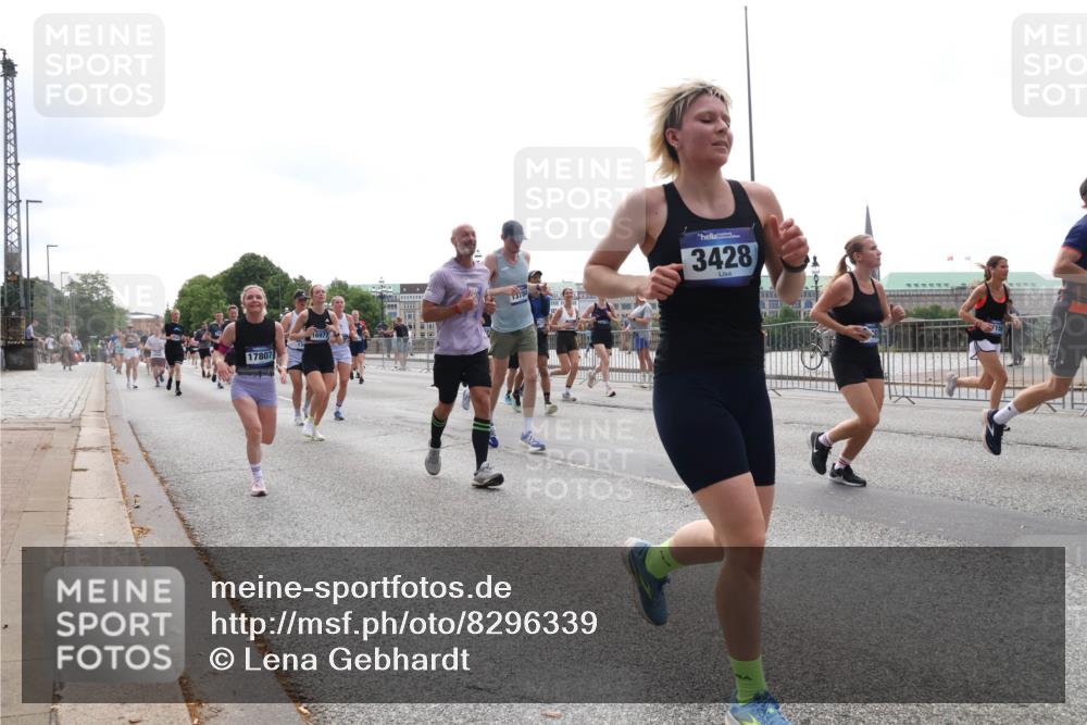 29.06.2025 - hella hamburg halbmarathon Lena Gebhardt http://msf.ph/oto/8296339 29.06.2025 10:36:43 Lombardsbrücke 17807, 15, 16977, 3428, 1102, 1118, 1224, 1253, 1339, 1835, 1948, 1952, 1954, 2124, 2552, 2588, 3165, 3398, 3404, 3428, 3741, 3873, 3895, 4084, 4442, 4618, 4762, 4937, 4996, 5012, 5246, 5427, 5540, 5573, 5747, 5789, 5809, 5919, 6156, 6190, 6359, 6667, 7632, 7773, 8498, 8499, 8530, 8758, 8936, 8937, 8945, 9115, 9117, 9229, 9295, 9500, 9694, 13265, 15077, 17156, 17807, 18152, 18488 meine-sportfotos.de