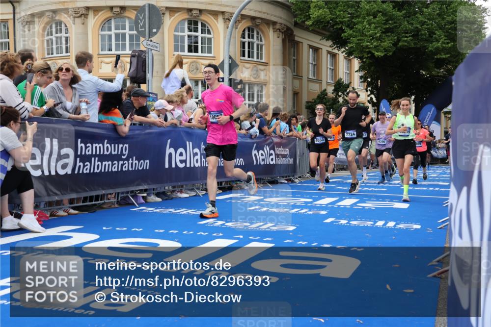 29.06.2025 - hella hamburg halbmarathon Strokosch-Dieckow http://msf.ph/oto/8296393 29.06.2025 10:51:58 Ziel 2818, 2823, 2880, 4033, 4297, 5102, 5336, 6390, 7130, 7409, 7724, 7732, 8413, 8856, 8977, 10057, 13799, 15356, 15506, 15690, 15829, 16179, 16666, 17815, 17962, 17978, 18869 meine-sportfotos.de