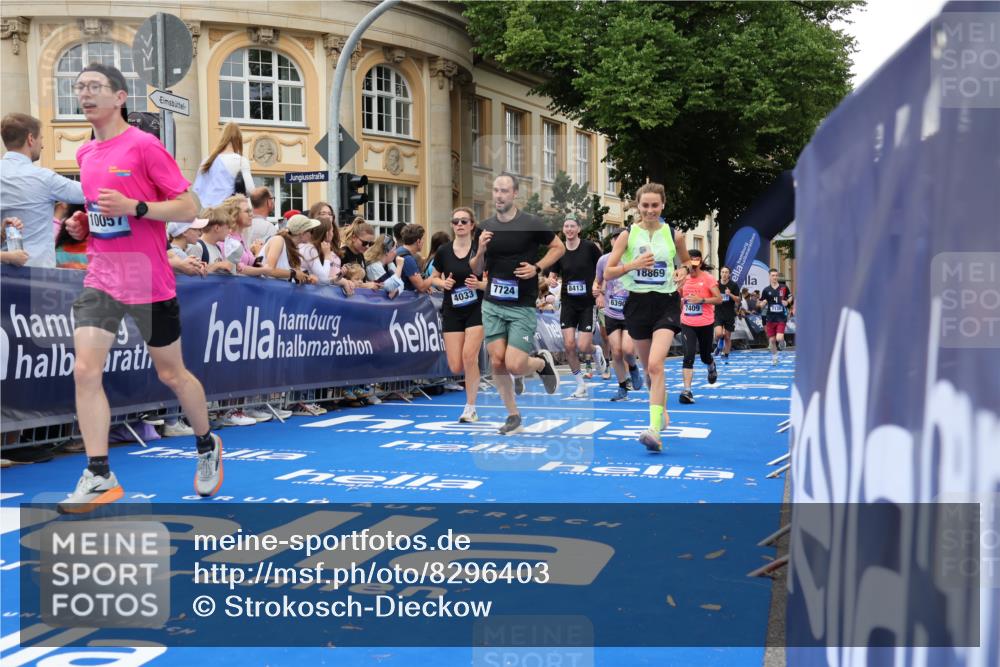 29.06.2025 - hella hamburg halbmarathon Strokosch-Dieckow http://msf.ph/oto/8296403 29.06.2025 10:51:59 Ziel 2595, 2818, 2823, 2880, 4033, 4297, 5102, 5336, 5378, 6390, 7130, 7409, 7724, 7732, 8413, 8856, 8977, 10057, 12580, 13799, 15356, 15506, 15690, 15829, 16179, 16666, 17962, 17978, 18869 meine-sportfotos.de