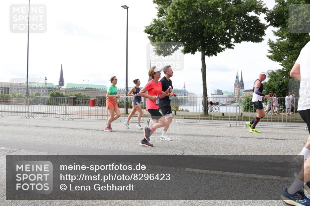 29.06.2025 - hella hamburg halbmarathon Lena Gebhardt http://msf.ph/oto/8296423 29.06.2025 10:21:32 Lombardsbrücke 1028, 1072, 1158, 1266, 1401, 1658, 1668, 2172, 2271, 2315, 2353, 2383, 2529, 2635, 2815, 2956, 2986, 3122, 3161, 3453, 3770, 3817, 3825, 3826, 4289, 4375, 4376, 4697, 4786, 5122, 5373, 5395, 5412, 5493, 5759, 5767, 5957, 6086, 6103, 6275, 6308, 6475, 6805, 6844, 7075, 7228, 7375, 7522, 7553, 7608, 7612, 7672, 7781, 8095, 8286, 8715, 8726, 8844, 8896, 9100, 9108, 9369, 9483, 9499, 9501, 9532, 9624, 10374, 10602, 10874, 11698, 12175, 13057 meine-sportfotos.de