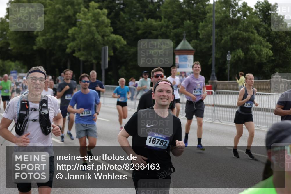 29.06.2025 - hella hamburg halbmarathon Jannik Wohlers http://msf.ph/oto/8296463 29.06.2025 10:36:47 Lombardsbrücke 1022, 1276, 1339, 1488, 1490, 1597, 1819, 2016, 2031, 2072, 2104, 2272, 2480, 3127, 3714, 4097, 4347, 4733, 5146, 5224, 5538, 5560, 5640, 5786, 5940, 6172, 6584, 6804, 7202, 7707, 8007, 8257, 8258, 8315, 8758, 8811, 9054, 9055, 10762, 10931, 11246, 11843, 11980, 12087, 12103, 12184, 12463, 13695, 13783, 13970, 13971, 14202, 14343, 14396, 14779, 14915, 15084, 15106, 15353, 15475, 15907, 16192, 16304, 16782, 16831, 17388, 17591, 17687, 17688, 17794, 18578, 18710 meine-sportfotos.de