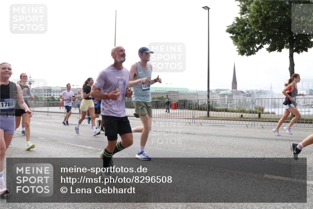 29.06.2025 - hella hamburg halbmarathon Lena Gebhardt http://msf.ph/oto/8296508 29.06.2025 10:36:45 Lombardsbrücke 17807, 16977, 13704, 1102, 1118, 1224, 1253, 1339, 1488, 1490, 1948, 1952, 1954, 2124, 2552, 2588, 3165, 3398, 3404, 3428, 3873, 3895, 4084, 4442, 4618, 4762, 4996, 5012, 5224, 5246, 5427, 5538, 5540, 5573, 5640, 5747, 5789, 5809, 5919, 6156, 6190, 6359, 6667, 7202, 7632, 7773, 8007, 8498, 8499, 8530, 8758, 8936, 8937, 8945, 9115, 9117, 9229, 9295, 9500, 9694, 13265, 15077, 17156, 17807, 18152, 18488 meine-sportfotos.de