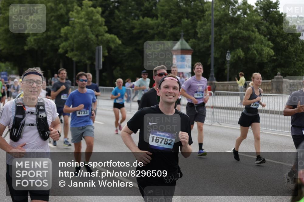 29.06.2025 - hella hamburg halbmarathon Jannik Wohlers http://msf.ph/oto/8296509 29.06.2025 10:36:47 Lombardsbrücke 1022, 1276, 1339, 1488, 1490, 1597, 1819, 2016, 2031, 2072, 2104, 2272, 2480, 3127, 3714, 4097, 4347, 4733, 5146, 5224, 5538, 5560, 5640, 5786, 5940, 6172, 6584, 6804, 7202, 7707, 8007, 8257, 8258, 8315, 8758, 8811, 9054, 9055, 10762, 10931, 11246, 11843, 11980, 12087, 12103, 12184, 12463, 13695, 13783, 13970, 13971, 14202, 14343, 14396, 14779, 14915, 15084, 15106, 15353, 15475, 15907, 16192, 16304, 16782, 16831, 17388, 17591, 17687, 17688, 17794, 18578, 18710 meine-sportfotos.de