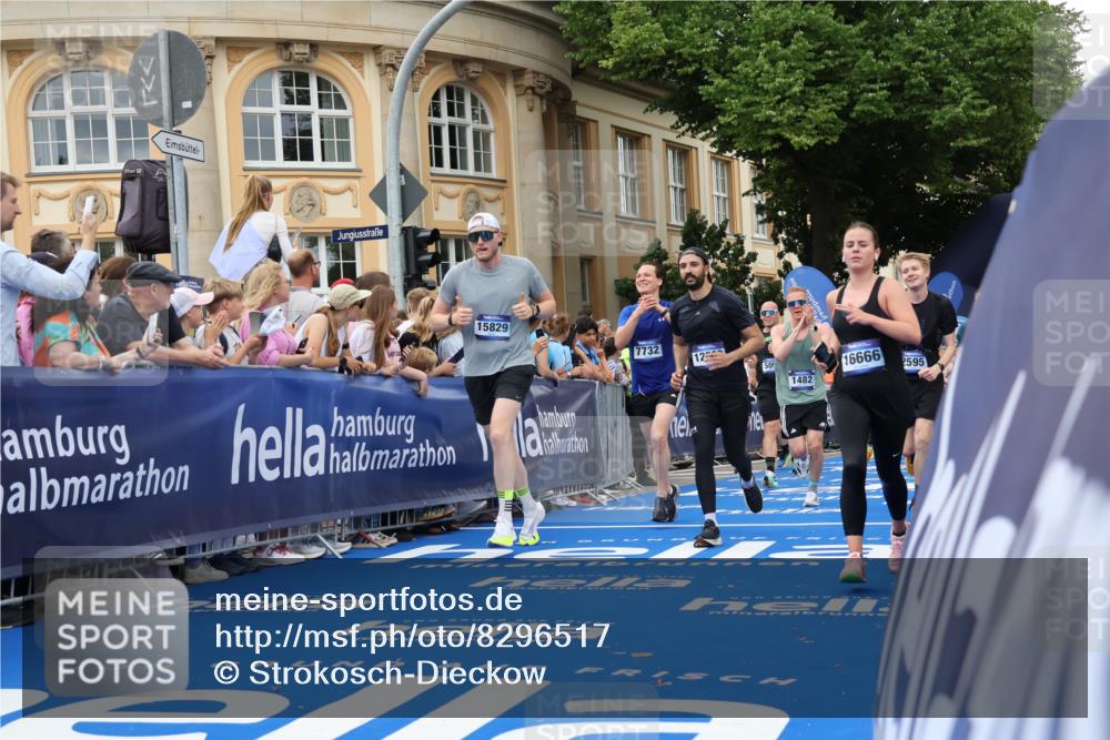 29.06.2025 - hella hamburg halbmarathon Strokosch-Dieckow http://msf.ph/oto/8296517 29.06.2025 10:52:06 Ziel 1482, 2397, 2595, 4837, 5032, 5087, 5093, 5336, 5378, 5482, 6897, 7130, 7732, 8413, 8977, 9082, 12135, 12580, 13726, 14248, 14300, 15275, 15356, 15506, 15829, 16003, 16179, 16320, 16591, 16666, 17033, 17130, 17978, 18475, 18801 meine-sportfotos.de