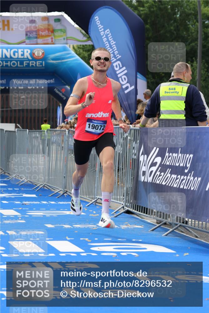 29.06.2025 - hella hamburg halbmarathon Strokosch-Dieckow http://msf.ph/oto/8296532 29.06.2025 10:18:02 Ziel 17786, 19072 meine-sportfotos.de