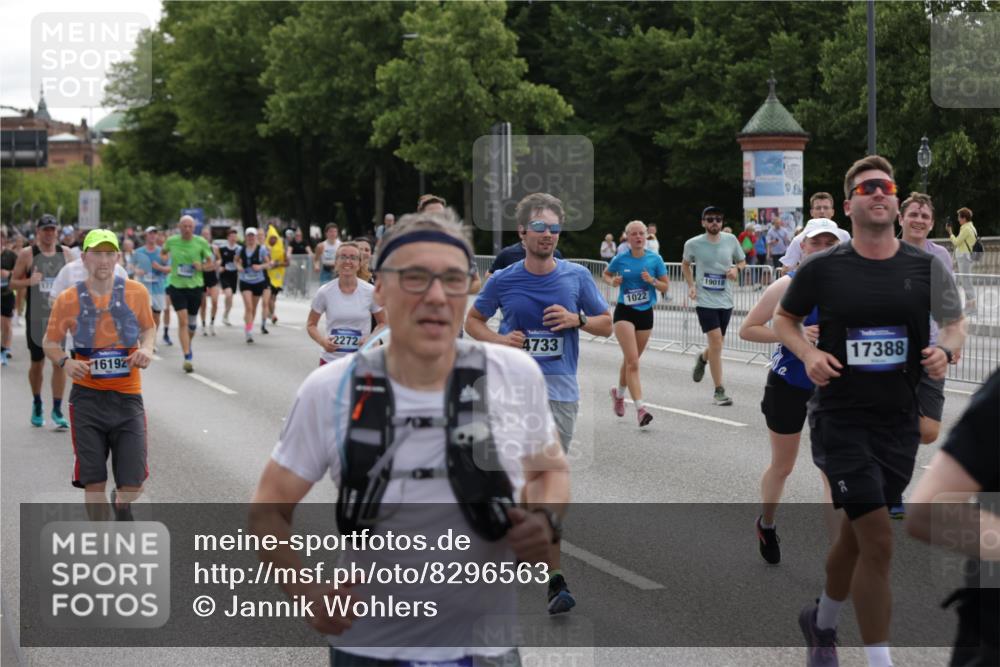29.06.2025 - hella hamburg halbmarathon Jannik Wohlers http://msf.ph/oto/8296563 29.06.2025 10:36:48 Lombardsbrücke 1022, 1276, 1488, 1490, 1597, 1819, 2016, 2031, 2072, 2104, 2272, 2480, 3127, 3714, 4097, 4347, 4733, 5146, 5224, 5538, 5560, 5640, 5786, 5940, 6172, 6584, 6804, 7202, 7235, 7707, 7823, 8007, 8257, 8258, 8315, 8811, 9054, 9055, 10762, 10931, 11246, 11843, 11980, 12087, 12103, 12184, 12463, 13077, 13695, 13783, 13970, 13971, 14202, 14343, 14396, 14779, 14915, 15084, 15106, 15353, 15475, 15907, 16192, 16304, 16782, 16831, 17388, 17591, 17687, 17688, 17794, 18578, 18710 meine-sportfotos.de