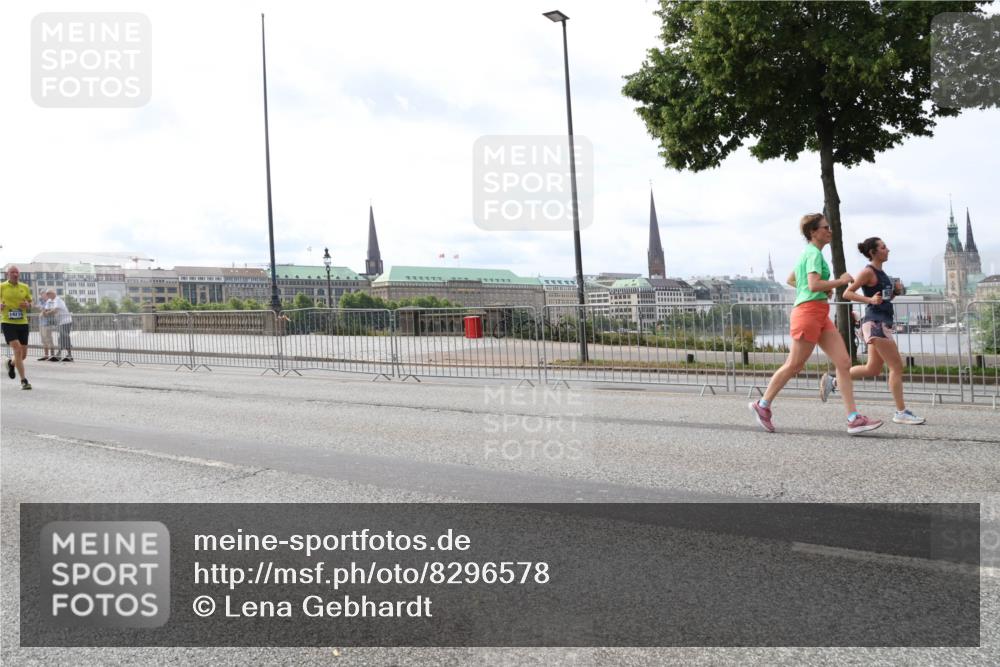 29.06.2025 - hella hamburg halbmarathon Lena Gebhardt http://msf.ph/oto/8296578 29.06.2025 10:21:33 Lombardsbrücke 14116, 1028, 1072, 1158, 1191, 1250, 1266, 1401, 1658, 1668, 1958, 2172, 2271, 2315, 2353, 2383, 2529, 2635, 2815, 2956, 2986, 3122, 3161, 3453, 3770, 3817, 3825, 3826, 4289, 4375, 4376, 4697, 4786, 5122, 5373, 5395, 5412, 5493, 5759, 5767, 5957, 6086, 6103, 6275, 6308, 6475, 6805, 6844, 7075, 7228, 7375, 7522, 7553, 7612, 7672, 7781, 8095, 8286, 8715, 8726, 8844, 8896, 9100, 9108, 9369, 9483, 9499, 9501, 9532, 9624, 10374, 10602, 10874, 11698, 12175 meine-sportfotos.de