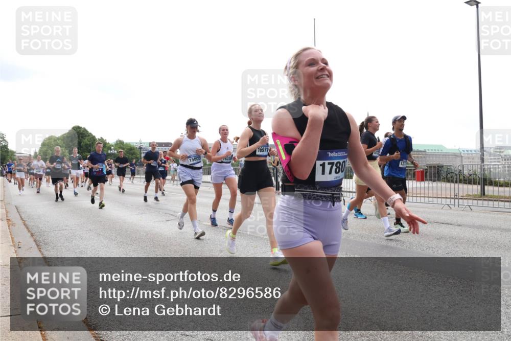 29.06.2025 - hella hamburg halbmarathon Lena Gebhardt http://msf.ph/oto/8296586 29.06.2025 10:36:45 Lombardsbrücke 12770, 24, 15805, 16228, 16977, 1780, 1102, 1118, 1224, 1253, 1339, 1488, 1490, 1948, 1952, 1954, 2124, 2552, 2588, 3165, 3398, 3404, 3428, 3873, 3895, 4084, 4442, 4618, 4762, 4996, 5012, 5224, 5246, 5427, 5538, 5540, 5573, 5640, 5747, 5789, 5809, 5919, 6156, 6190, 6359, 6667, 7202, 7632, 7773, 8007, 8498, 8499, 8530, 8758, 8936, 8937, 8945, 9115, 9117, 9229, 9295, 9500, 9694, 13265, 15077, 17156, 17807, 18152, 18488 meine-sportfotos.de