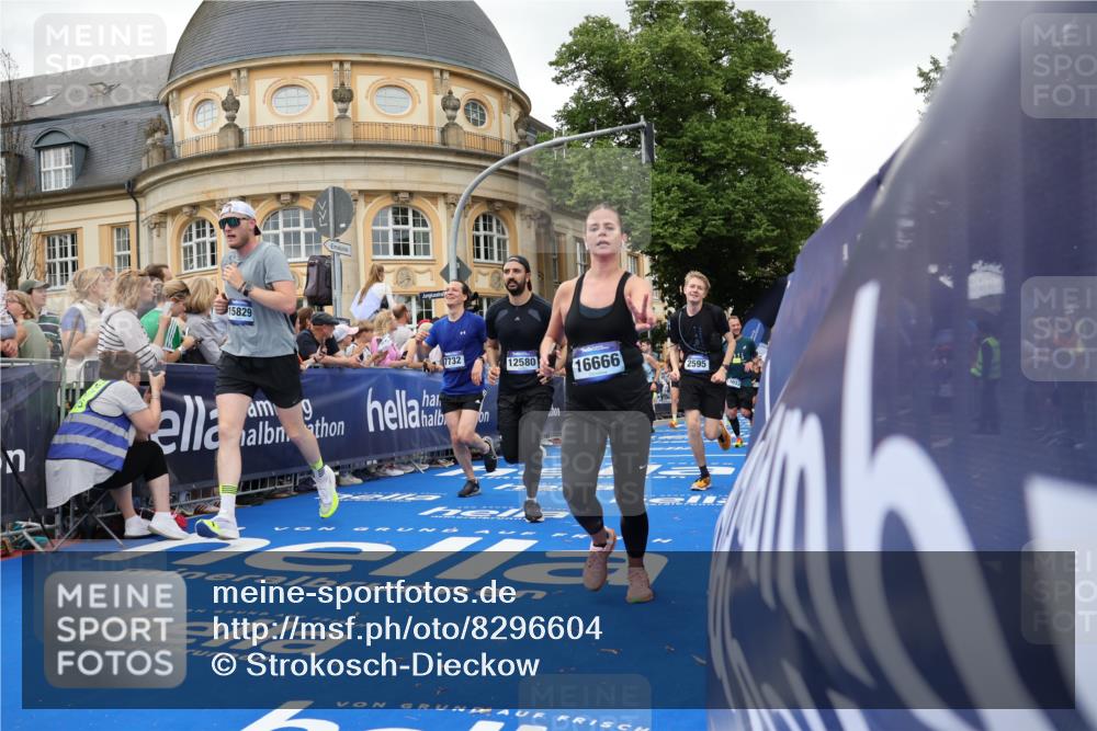 29.06.2025 - hella hamburg halbmarathon Strokosch-Dieckow http://msf.ph/oto/8296604 29.06.2025 10:52:08 Ziel 1482, 2397, 2595, 4837, 5032, 5087, 5093, 5378, 5482, 6897, 7732, 9074, 9082, 12135, 12580, 13726, 14248, 14300, 15275, 15506, 15829, 16003, 16179, 16320, 16591, 16666, 17033, 17130, 18475, 18801 meine-sportfotos.de
