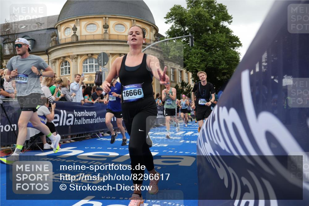 29.06.2025 - hella hamburg halbmarathon Strokosch-Dieckow http://msf.ph/oto/8296617 29.06.2025 10:52:08 Ziel 1482, 2397, 2595, 4837, 5032, 5087, 5093, 5378, 5482, 6897, 7732, 9074, 9082, 12135, 12580, 13726, 14248, 14300, 15275, 15506, 15829, 16003, 16179, 16320, 16591, 16666, 17033, 17130, 18475, 18801 meine-sportfotos.de