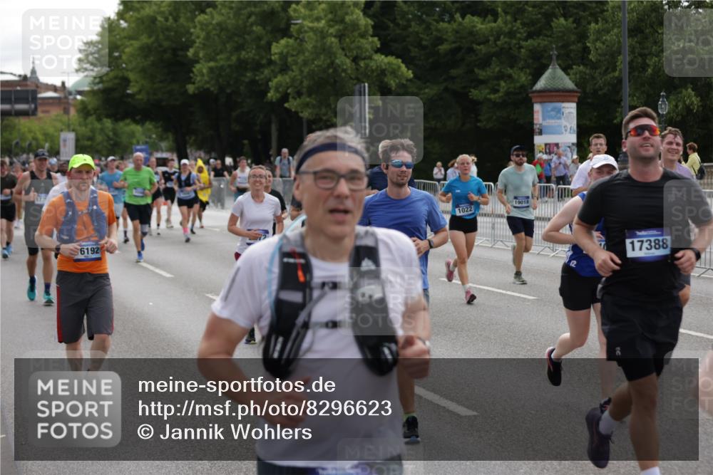 29.06.2025 - hella hamburg halbmarathon Jannik Wohlers http://msf.ph/oto/8296623 29.06.2025 10:36:48 Lombardsbrücke 1022, 1276, 1488, 1490, 1597, 1819, 2016, 2031, 2072, 2104, 2272, 2480, 3127, 3714, 4097, 4347, 4733, 5146, 5224, 5538, 5560, 5640, 5786, 5940, 6172, 6584, 6804, 7202, 7235, 7707, 7823, 8007, 8257, 8258, 8315, 8811, 9054, 9055, 10762, 10931, 11246, 11843, 11980, 12087, 12103, 12184, 12463, 13077, 13695, 13783, 13970, 13971, 14202, 14343, 14396, 14779, 14915, 15084, 15106, 15353, 15475, 15907, 16192, 16304, 16782, 16831, 17388, 17591, 17687, 17688, 17794, 18578, 18710 meine-sportfotos.de