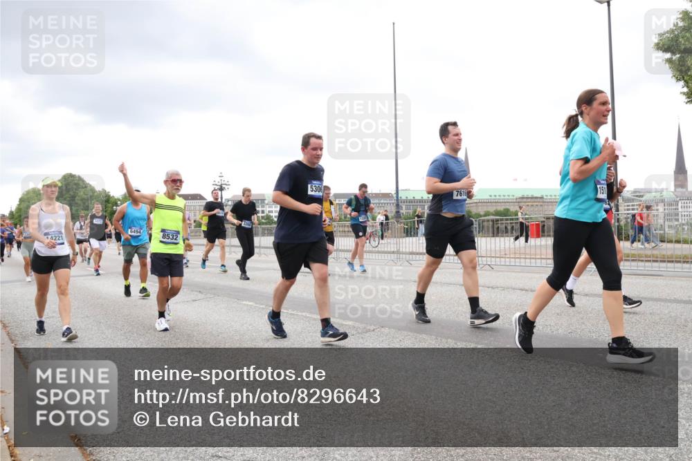 29.06.2025 - hella hamburg halbmarathon Lena Gebhardt http://msf.ph/oto/8296643 29.06.2025 10:56:09 Lombardsbrücke 4221, 4473, 6494, 8532, 5306, 1226, 7616, 151, 1113, 1738, 1909, 2095, 2793, 2915, 3101, 3257, 3268, 4083, 4265, 4354, 4470, 4473, 4836, 4896, 5220, 5222, 5306, 5575, 5580, 5693, 5757, 5994, 6055, 6056, 6113, 6257, 6494, 6594, 6690, 6968, 7025, 7028, 7090, 7516, 7616, 7711, 7969, 8005, 8110, 8305, 8517, 8532, 8533, 8648, 8766, 9383, 9435, 9548, 9606, 9838, 9861, 9865, 9948, 9953, 9956, 10436, 10438, 10449, 10593, 10640, 10740, 10784, 10987, 11903, 11962, 11963, 12695 meine-sportfotos.de