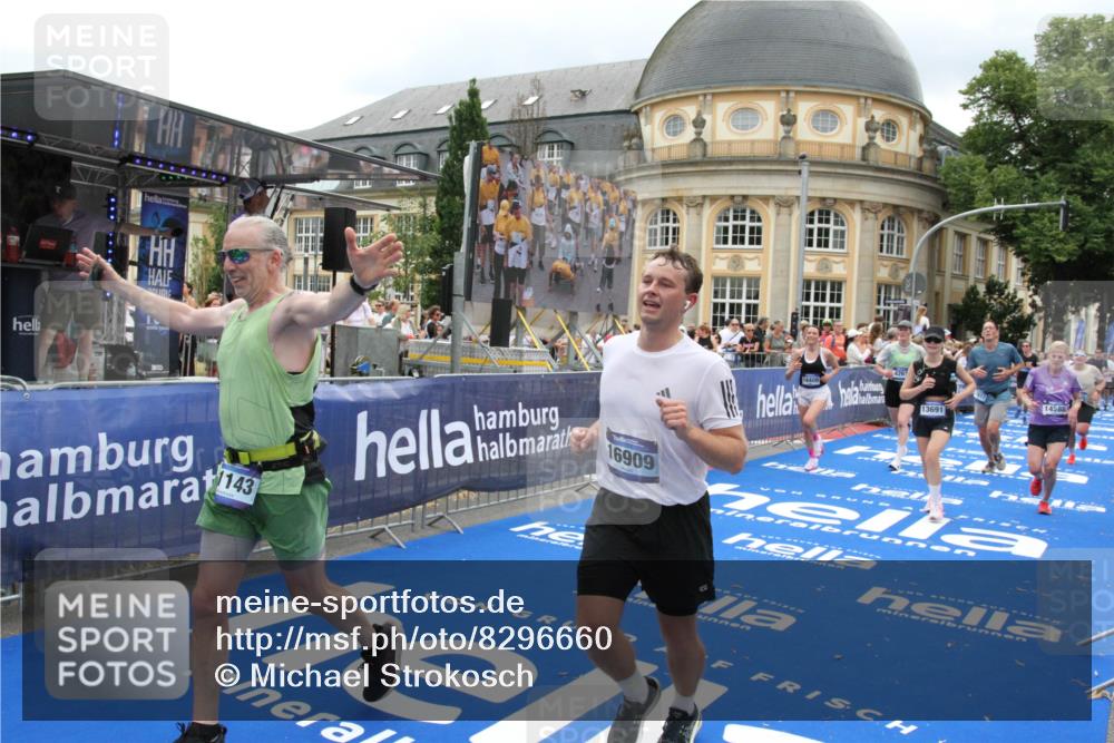 29.06.2025 - hella hamburg halbmarathon Michael Strokosch http://msf.ph/oto/8296660 29.06.2025 10:57:09 Ziel 1485, 4261, 4299, 11143, 13691, 14139, 14408, 14588, 15726, 16909, 17617, 18208, 18719, 19091 meine-sportfotos.de