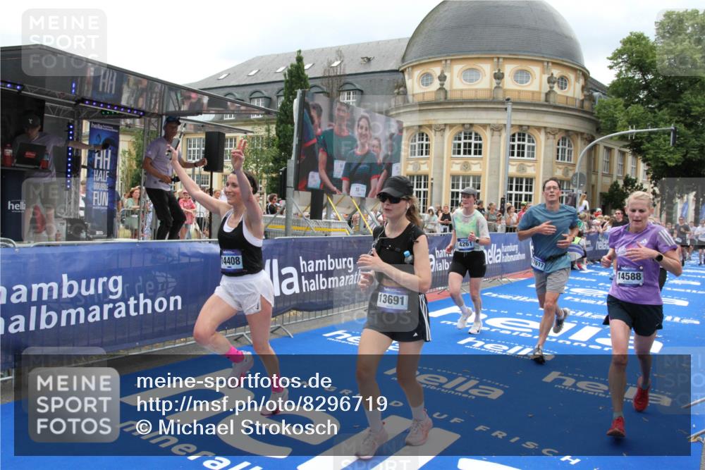 29.06.2025 - hella hamburg halbmarathon Michael Strokosch http://msf.ph/oto/8296719 29.06.2025 10:57:11 Ziel 1387, 4167, 4261, 9884, 11143, 11612, 13691, 14139, 14408, 14588, 15726, 16909, 17617, 18208 meine-sportfotos.de