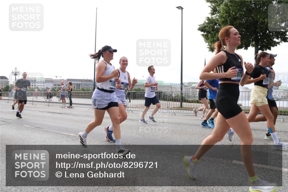 29.06.2025 - hella hamburg halbmarathon Lena Gebhardt http://msf.ph/oto/8296721 29.06.2025 10:36:46 Lombardsbrücke 12605, 15805, 977, 12770, 1102, 1118, 1224, 1253, 1339, 1488, 1490, 1948, 1952, 1954, 2124, 2552, 2588, 3165, 3398, 3404, 3428, 3873, 3895, 4084, 4442, 4618, 4762, 4996, 5012, 5224, 5427, 5538, 5540, 5573, 5640, 5747, 5786, 5789, 5809, 5919, 6156, 6190, 6359, 6667, 7202, 7632, 7773, 8007, 8315, 8498, 8499, 8530, 8758, 8936, 8937, 8945, 9115, 9117, 9229, 9295, 9500, 9694, 13265, 15077, 17156, 17807, 18152, 18488 meine-sportfotos.de