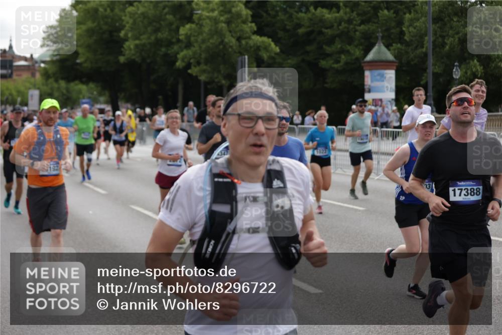 29.06.2025 - hella hamburg halbmarathon Jannik Wohlers http://msf.ph/oto/8296722 29.06.2025 10:36:48 Lombardsbrücke 1022, 1276, 1488, 1490, 1597, 1819, 2016, 2031, 2072, 2104, 2272, 2480, 3127, 3714, 4097, 4347, 4733, 5146, 5224, 5538, 5560, 5640, 5786, 5940, 6172, 6584, 6804, 7202, 7235, 7707, 7823, 8007, 8257, 8258, 8315, 8811, 9054, 9055, 10762, 10931, 11246, 11843, 11980, 12087, 12103, 12184, 12463, 13077, 13695, 13783, 13970, 13971, 14202, 14343, 14396, 14779, 14915, 15084, 15106, 15353, 15475, 15907, 16192, 16304, 16782, 16831, 17388, 17591, 17687, 17688, 17794, 18578, 18710 meine-sportfotos.de