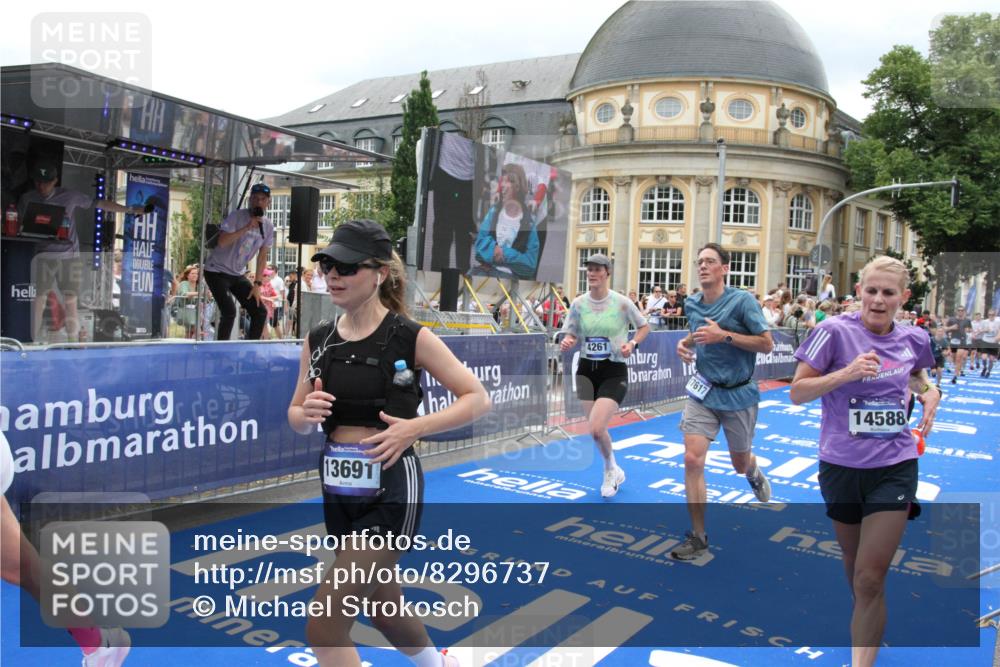 29.06.2025 - hella hamburg halbmarathon Michael Strokosch http://msf.ph/oto/8296737 29.06.2025 10:57:11 Ziel 1387, 4167, 4261, 9884, 11143, 11612, 13691, 14139, 14408, 14588, 15726, 16909, 17617, 18208 meine-sportfotos.de