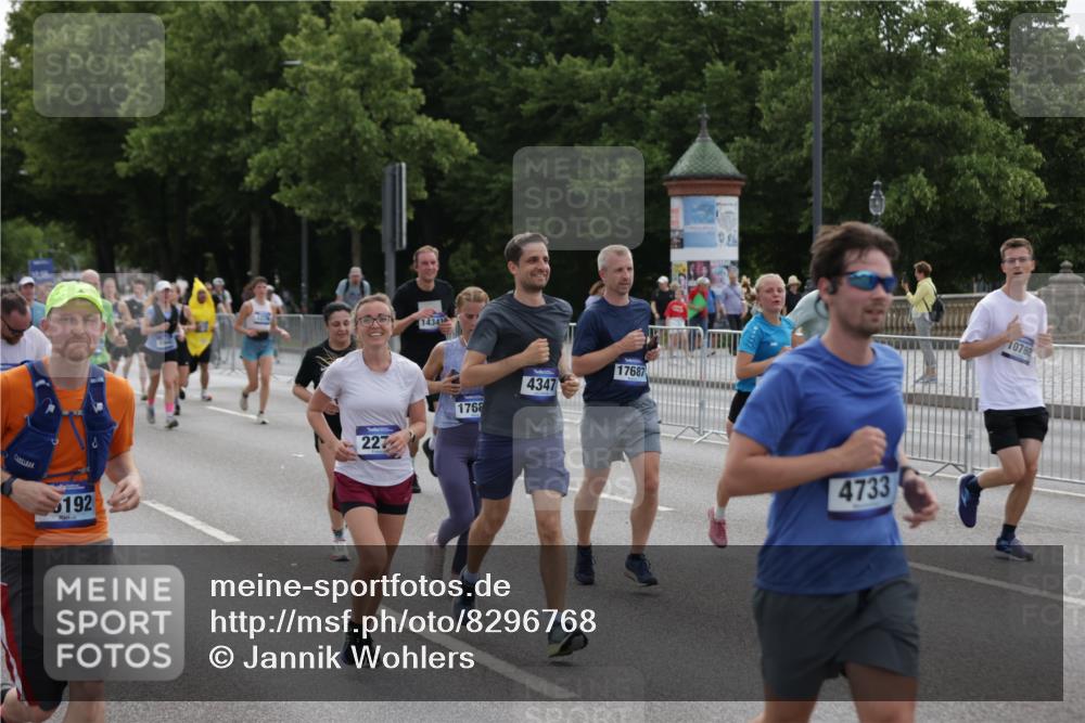 29.06.2025 - hella hamburg halbmarathon Jannik Wohlers http://msf.ph/oto/8296768 29.06.2025 10:36:49 Lombardsbrücke 1022, 1276, 1337, 1488, 1490, 1597, 1819, 2016, 2031, 2072, 2104, 2272, 2480, 2486, 3127, 3714, 4097, 4347, 4733, 5146, 5224, 5538, 5560, 5640, 5786, 5940, 6172, 6584, 6804, 7202, 7235, 7707, 7823, 8007, 8257, 8258, 8315, 8811, 9054, 9055, 10762, 10931, 11246, 11843, 11980, 12087, 12103, 12463, 13077, 13695, 13783, 13970, 13971, 14202, 14343, 14396, 14779, 14915, 15084, 15106, 15353, 15475, 16192, 16782, 16831, 17388, 17591, 17687, 17688, 17794, 18578, 18710 meine-sportfotos.de