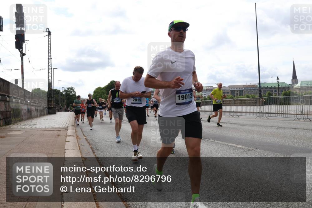 29.06.2025 - hella hamburg halbmarathon Lena Gebhardt http://msf.ph/oto/8296796 29.06.2025 10:21:34 Lombardsbrücke 13584, 2815, 19012, 1028, 1072, 1158, 1191, 1250, 1266, 1401, 1658, 1668, 1958, 2172, 2271, 2315, 2353, 2529, 2635, 2815, 2956, 2986, 3122, 3161, 3453, 3770, 3817, 3825, 3826, 4289, 4375, 4376, 4697, 4786, 5122, 5373, 5395, 5412, 5493, 5759, 5957, 6086, 6103, 6275, 6308, 6475, 6805, 6844, 7075, 7375, 7522, 7553, 7612, 7672, 7781, 8095, 8286, 8715, 8726, 8844, 8896, 8959, 9100, 9108, 9369, 9483, 9499, 9501, 9532, 9624, 10374, 10874, 11698 meine-sportfotos.de