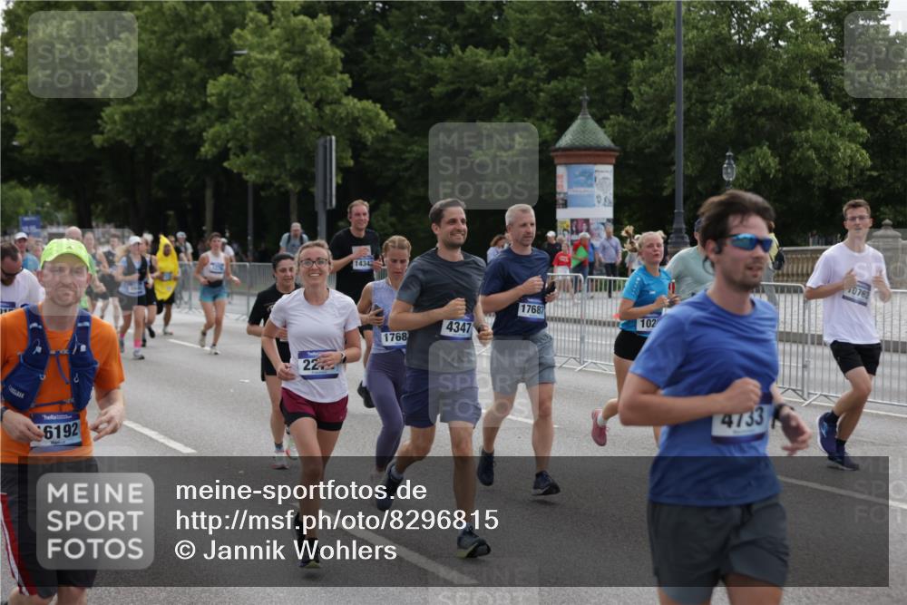 29.06.2025 - hella hamburg halbmarathon Jannik Wohlers http://msf.ph/oto/8296815 29.06.2025 10:36:49 Lombardsbrücke 1022, 1276, 1337, 1488, 1490, 1597, 1819, 2016, 2031, 2072, 2104, 2272, 2480, 2486, 3127, 3714, 4097, 4347, 4733, 5146, 5224, 5538, 5560, 5640, 5786, 5940, 6172, 6584, 6804, 7202, 7235, 7707, 7823, 8007, 8257, 8258, 8315, 8811, 9054, 9055, 10762, 10931, 11246, 11843, 11980, 12087, 12103, 12463, 13077, 13695, 13783, 13970, 13971, 14202, 14343, 14396, 14779, 14915, 15084, 15106, 15353, 15475, 16192, 16782, 16831, 17388, 17591, 17687, 17688, 17794, 18578, 18710 meine-sportfotos.de