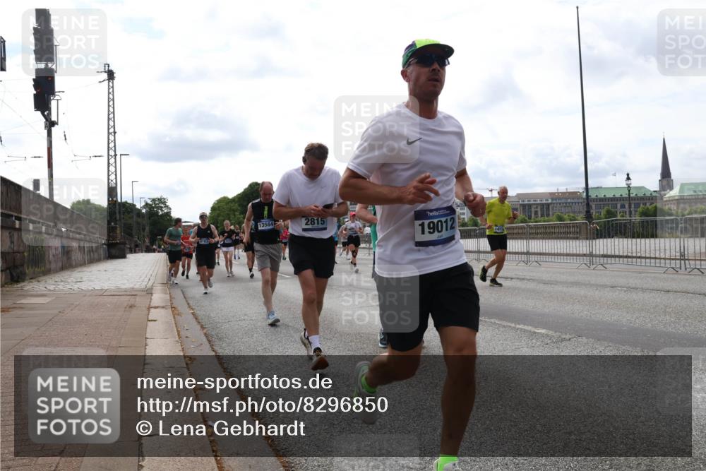 29.06.2025 - hella hamburg halbmarathon Lena Gebhardt http://msf.ph/oto/8296850 29.06.2025 10:21:34 Lombardsbrücke 13584, 2815, 19012, 1028, 1072, 1158, 1191, 1250, 1266, 1401, 1658, 1668, 1958, 2172, 2271, 2315, 2353, 2529, 2635, 2815, 2956, 2986, 3122, 3161, 3453, 3770, 3817, 3825, 3826, 4289, 4375, 4376, 4697, 4786, 5122, 5373, 5395, 5412, 5493, 5759, 5957, 6086, 6103, 6275, 6308, 6475, 6805, 6844, 7075, 7375, 7522, 7553, 7612, 7672, 7781, 8095, 8286, 8715, 8726, 8844, 8896, 8959, 9100, 9108, 9369, 9483, 9499, 9501, 9532, 9624, 10374, 10874, 11698 meine-sportfotos.de