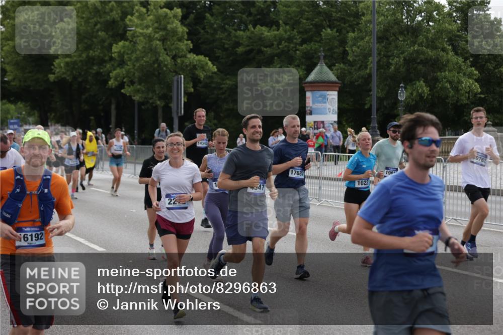 29.06.2025 - hella hamburg halbmarathon Jannik Wohlers http://msf.ph/oto/8296863 29.06.2025 10:36:49 Lombardsbrücke 1022, 1276, 1337, 1488, 1490, 1597, 1819, 2016, 2031, 2072, 2104, 2272, 2480, 2486, 3127, 3714, 4097, 4347, 4733, 5146, 5224, 5538, 5560, 5640, 5786, 5940, 6172, 6584, 6804, 7202, 7235, 7707, 7823, 8007, 8257, 8258, 8315, 8811, 9054, 9055, 10762, 10931, 11246, 11843, 11980, 12087, 12103, 12463, 13077, 13695, 13783, 13970, 13971, 14202, 14343, 14396, 14779, 14915, 15084, 15106, 15353, 15475, 16192, 16782, 16831, 17388, 17591, 17687, 17688, 17794, 18578, 18710 meine-sportfotos.de