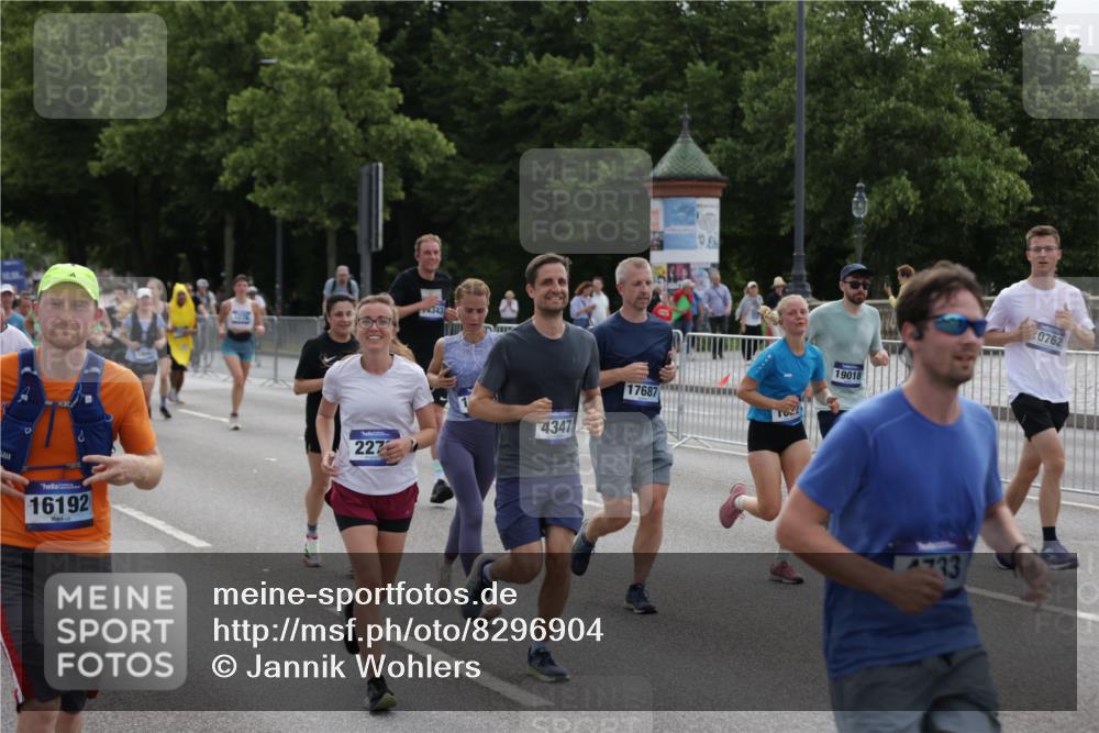 29.06.2025 - hella hamburg halbmarathon Jannik Wohlers http://msf.ph/oto/8296904 29.06.2025 10:36:49 Lombardsbrücke 1022, 1276, 1337, 1488, 1490, 1597, 1819, 2016, 2031, 2072, 2104, 2272, 2480, 2486, 3127, 3714, 4097, 4347, 4733, 5146, 5224, 5538, 5560, 5640, 5786, 5940, 6172, 6584, 6804, 7202, 7235, 7707, 7823, 8007, 8257, 8258, 8315, 8811, 9054, 9055, 10762, 10931, 11246, 11843, 11980, 12087, 12103, 12463, 13077, 13695, 13783, 13970, 13971, 14202, 14343, 14396, 14779, 14915, 15084, 15106, 15353, 15475, 16192, 16782, 16831, 17388, 17591, 17687, 17688, 17794, 18578, 18710 meine-sportfotos.de