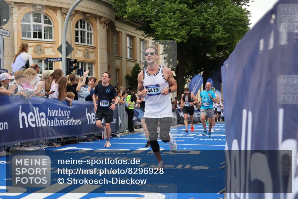 29.06.2025 - hella hamburg halbmarathon Strokosch-Dieckow http://msf.ph/oto/8296928 29.06.2025 10:52:18 Ziel 4140, 4419, 4587, 4837, 5032, 5087, 5482, 6164, 7896, 9074, 9876, 12135, 13015, 13211, 13707, 14300, 15144, 15275, 15446, 16003, 16591, 17130, 17773, 17997, 18475 meine-sportfotos.de