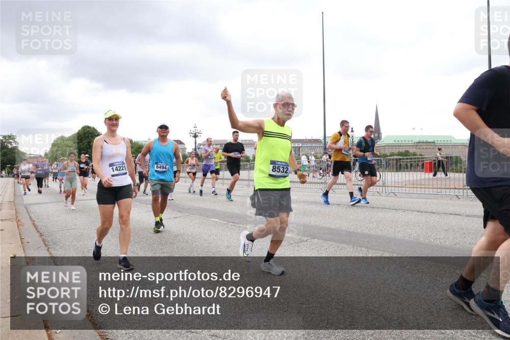 29.06.2025 - hella hamburg halbmarathon Lena Gebhardt http://msf.ph/oto/8296947 29.06.2025 10:56:10 Lombardsbrücke 14221, 6494, 8532, 1113, 1738, 1909, 2095, 2793, 2915, 3101, 3257, 3268, 3987, 4083, 4265, 4354, 4470, 4473, 4836, 4896, 5220, 5222, 5306, 5575, 5580, 5693, 5757, 5994, 6055, 6056, 6113, 6257, 6494, 6594, 6690, 6968, 7025, 7028, 7090, 7516, 7616, 7711, 7969, 8005, 8110, 8305, 8517, 8532, 8533, 8648, 8766, 9383, 9435, 9548, 9606, 9838, 9861, 9865, 9948, 9953, 9956, 10436, 10438, 10449, 10640, 10740, 10784, 10987, 11903, 11962, 11963, 12695 meine-sportfotos.de