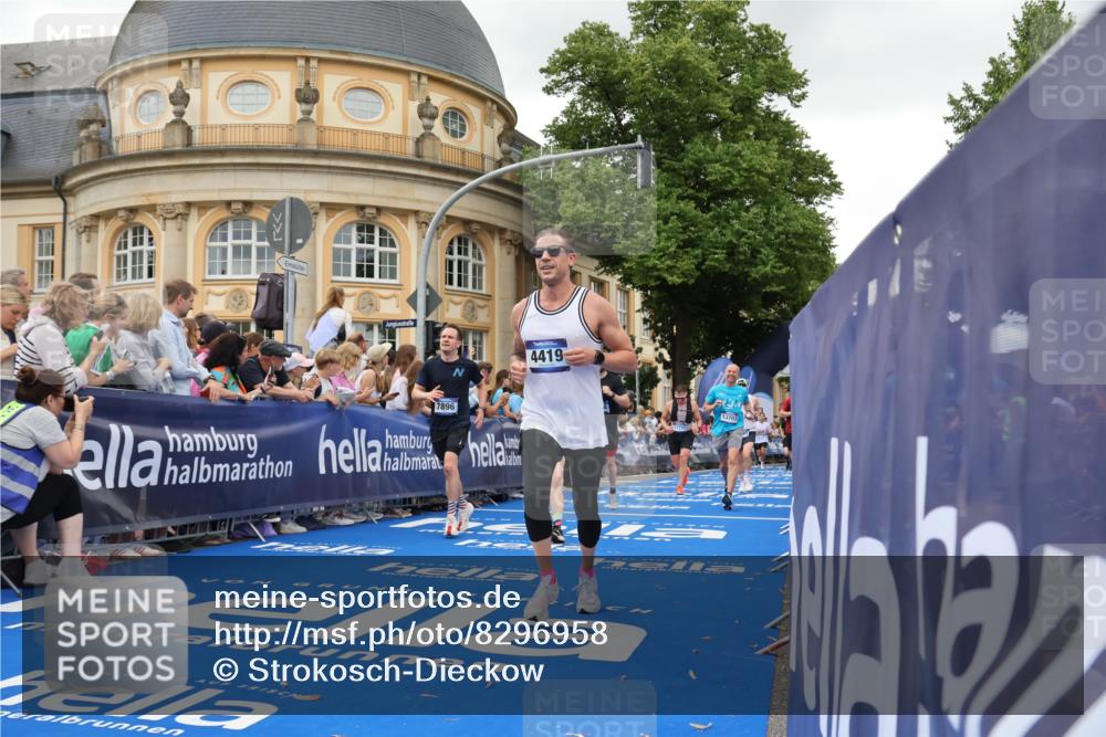 29.06.2025 - hella hamburg halbmarathon Strokosch-Dieckow http://msf.ph/oto/8296958 29.06.2025 10:52:19 Ziel 4140, 4419, 4587, 4837, 5087, 5482, 6164, 7896, 8371, 8661, 9074, 9876, 13015, 13211, 13707, 15144, 15275, 15446, 16591, 17773, 17997 meine-sportfotos.de