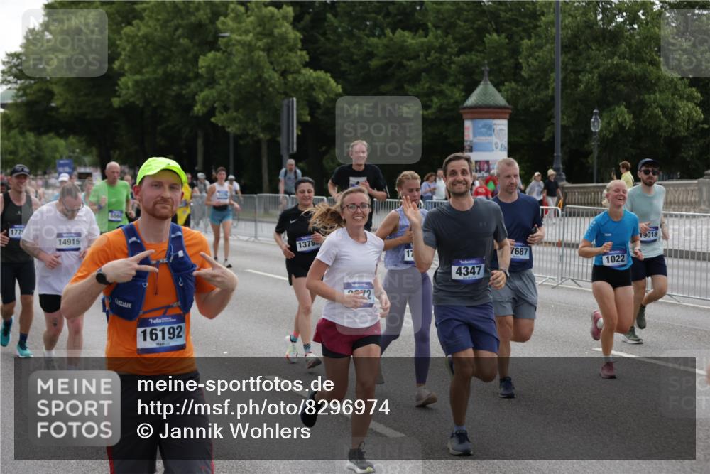 29.06.2025 - hella hamburg halbmarathon Jannik Wohlers http://msf.ph/oto/8296974 29.06.2025 10:36:49 Lombardsbrücke 1022, 1276, 1337, 1488, 1490, 1597, 1819, 2016, 2031, 2072, 2104, 2272, 2480, 2486, 3127, 3714, 4097, 4347, 4733, 5146, 5224, 5538, 5560, 5640, 5786, 5940, 6172, 6584, 6804, 7202, 7235, 7707, 7823, 8007, 8257, 8258, 8315, 8811, 9054, 9055, 10762, 10931, 11246, 11843, 11980, 12087, 12103, 12463, 13077, 13695, 13783, 13970, 13971, 14202, 14343, 14396, 14779, 14915, 15084, 15106, 15353, 15475, 16192, 16782, 16831, 17388, 17591, 17687, 17688, 17794, 18578, 18710 meine-sportfotos.de