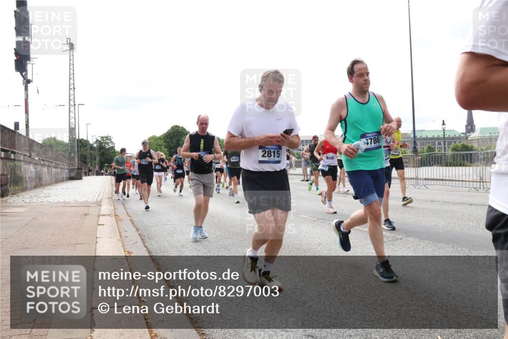 29.06.2025 - hella hamburg halbmarathon Lena Gebhardt http://msf.ph/oto/8297003 29.06.2025 10:21:35 Lombardsbrücke 9499, 2815, 401, 4786, 27, 1028, 1072, 1158, 1191, 1250, 1266, 1401, 1658, 1668, 1958, 2172, 2271, 2315, 2353, 2529, 2635, 2815, 2956, 2986, 3122, 3770, 3817, 3825, 3826, 4289, 4375, 4376, 4697, 4786, 5122, 5373, 5395, 5412, 5493, 5759, 5957, 6086, 6103, 6475, 6805, 6844, 7075, 7375, 7522, 7553, 7612, 7672, 7781, 8095, 8286, 8715, 8844, 8896, 8959, 9100, 9108, 9369, 9483, 9499, 9501, 9532, 9624, 10374, 10874, 11698 meine-sportfotos.de