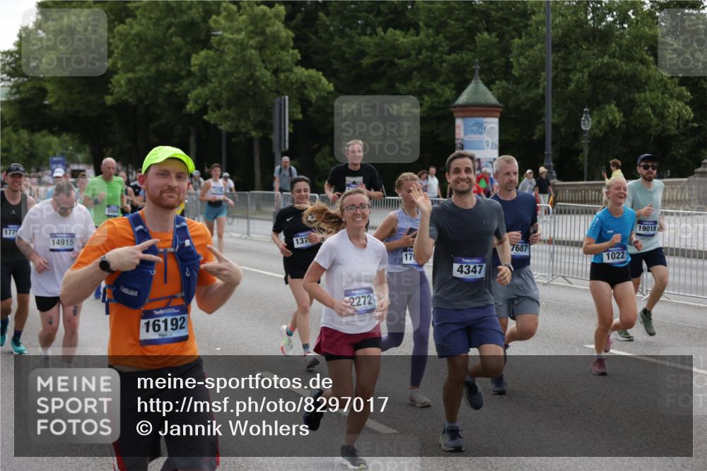 29.06.2025 - hella hamburg halbmarathon Jannik Wohlers http://msf.ph/oto/8297017 29.06.2025 10:36:49 Lombardsbrücke 1022, 1276, 1337, 1488, 1490, 1597, 1819, 2016, 2031, 2072, 2104, 2272, 2480, 2486, 3127, 3714, 4097, 4347, 4733, 5146, 5224, 5538, 5560, 5640, 5786, 5940, 6172, 6584, 6804, 7202, 7235, 7707, 7823, 8007, 8257, 8258, 8315, 8811, 9054, 9055, 10762, 10931, 11246, 11843, 11980, 12087, 12103, 12463, 13077, 13695, 13783, 13970, 13971, 14202, 14343, 14396, 14779, 14915, 15084, 15106, 15353, 15475, 16192, 16782, 16831, 17388, 17591, 17687, 17688, 17794, 18578, 18710 meine-sportfotos.de