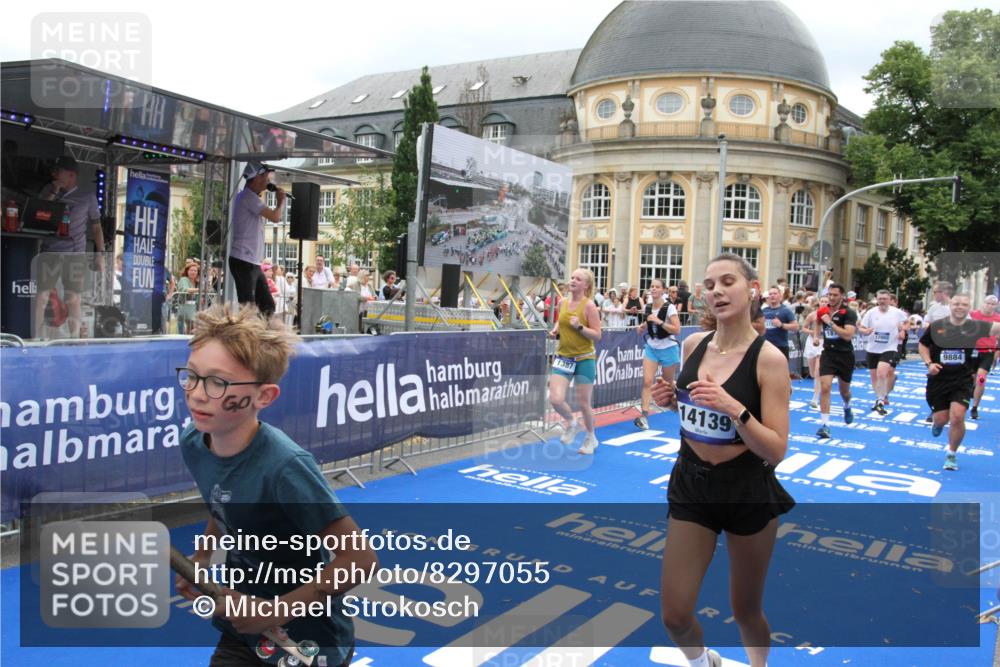 29.06.2025 - hella hamburg halbmarathon Michael Strokosch http://msf.ph/oto/8297055 29.06.2025 10:57:16 Ziel 1387, 1877, 2676, 4167, 4940, 8585, 9577, 9884, 10383, 11590, 11612, 13750, 14139, 15110, 15229, 15664, 15726, 17660, 17848, 17993, 19184 meine-sportfotos.de