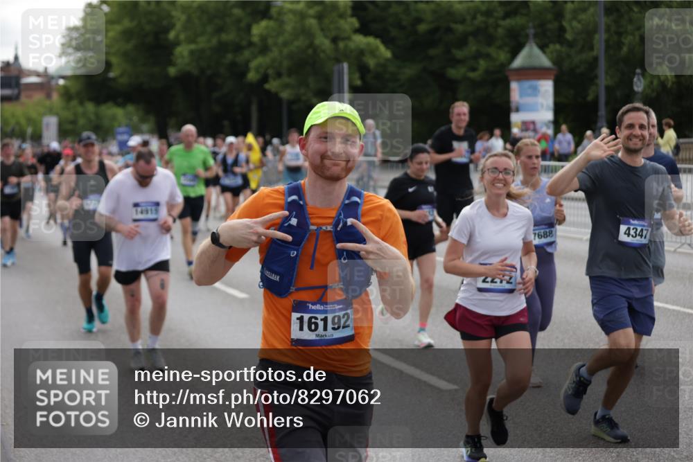 29.06.2025 - hella hamburg halbmarathon Jannik Wohlers http://msf.ph/oto/8297062 29.06.2025 10:36:50 Lombardsbrücke 1022, 1276, 1337, 1488, 1490, 1597, 1819, 2016, 2031, 2072, 2104, 2272, 2480, 2486, 3127, 3714, 4097, 4347, 4733, 5146, 5560, 5640, 5786, 5940, 6172, 6584, 6804, 7085, 7235, 7707, 7823, 8007, 8257, 8258, 8315, 8811, 9054, 9055, 10762, 10931, 11246, 11843, 11980, 12087, 12103, 12463, 12935, 13077, 13695, 13783, 13970, 13971, 14202, 14282, 14343, 14396, 14779, 14915, 15084, 15106, 15475, 16192, 16782, 16831, 17388, 17687, 17688, 17794, 17965, 18578, 18710 meine-sportfotos.de
