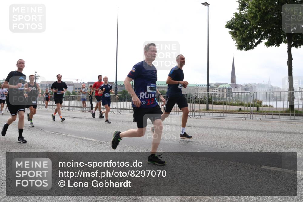 29.06.2025 - hella hamburg halbmarathon Lena Gebhardt http://msf.ph/oto/8297070 29.06.2025 10:36:48 Lombardsbrücke 17018, 4084, 231, 126, 1118, 1224, 1253, 1339, 1488, 1490, 1948, 1952, 1954, 2124, 2552, 2588, 3165, 3398, 3428, 3714, 3873, 3895, 4084, 4442, 4618, 4762, 4996, 5012, 5224, 5427, 5538, 5540, 5573, 5640, 5747, 5786, 5789, 5919, 6156, 6190, 6359, 6667, 6804, 7202, 7632, 7773, 8007, 8315, 8498, 8499, 8530, 8758, 8936, 8937, 8945, 9115, 9117, 9229, 9295, 9500, 9694, 13265, 15077, 17156, 17807, 18152, 18488 meine-sportfotos.de