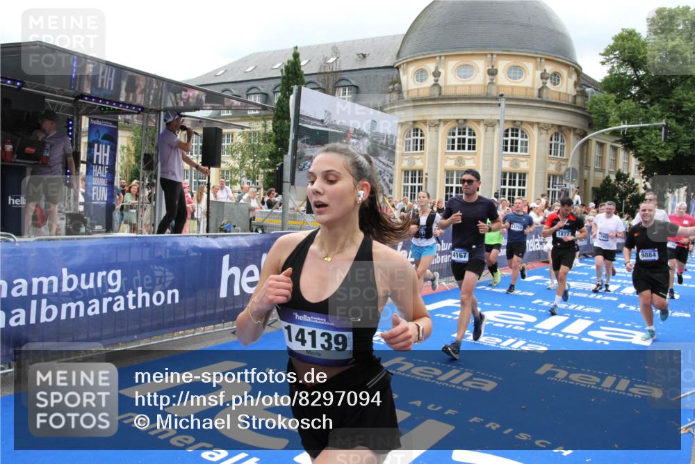 29.06.2025 - hella hamburg halbmarathon Michael Strokosch http://msf.ph/oto/8297094 29.06.2025 10:57:16 Ziel 1387, 1877, 2676, 4167, 4940, 8585, 9577, 9884, 10383, 11590, 11612, 13750, 14139, 15110, 15229, 15664, 15726, 17660, 17848, 17993, 19184 meine-sportfotos.de